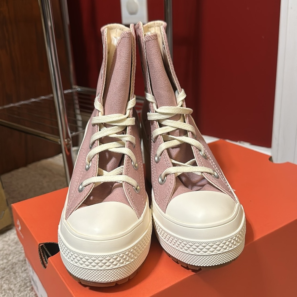 New in box Converse Platform Shoes - Picture 4 of 6
